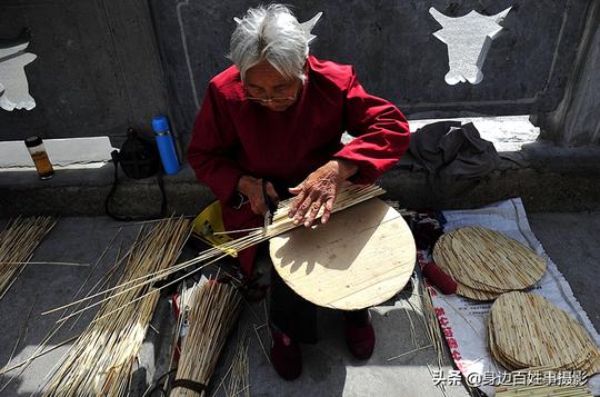 79岁老夫妻街头现做现卖芦苇篦，虽育有4子仍自己出来赚钱为哪般