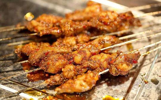 “烧烤店老板”抱怨生意不好做，食客：你以为我不想吃？