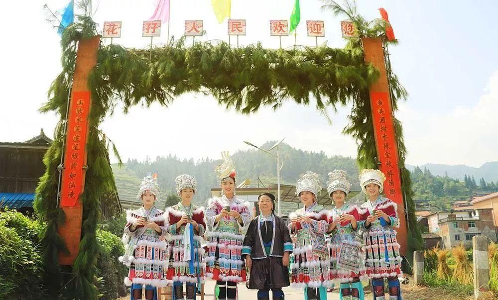 泰国泼水美食是什么（傣族的最重要的民族节日是什么和最具特色的美食是什么）