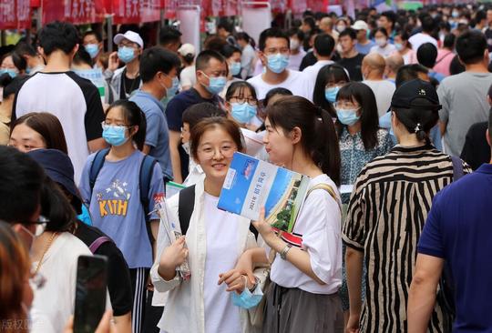 高考志愿怎么报才不吃亏？冷门还是热门？哪些专业有“钱途”？