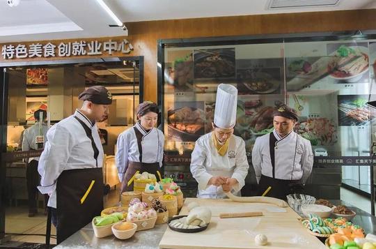 美味学院名师团队告诉你，创业要选餐饮行业！
