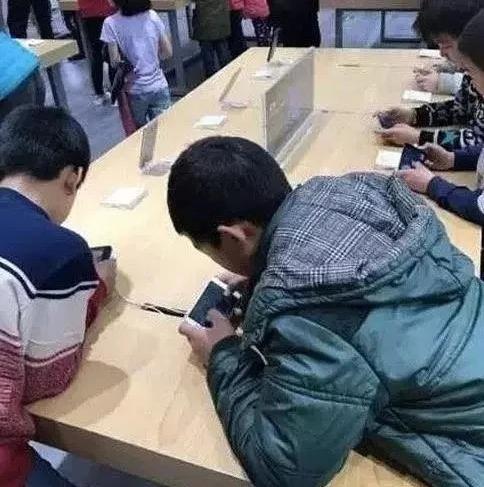 985男生沉迷网游，妈妈无奈网上求助，有人建议把短视频也禁了