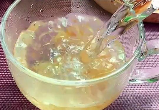 秋冬天气干燥，快来做一个清香的蜂蜜柚子茶，每天喝一杯除干润燥