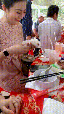 夫妻同心，钞票论斤！刚结完婚，小两口在一起比谁数钱快
