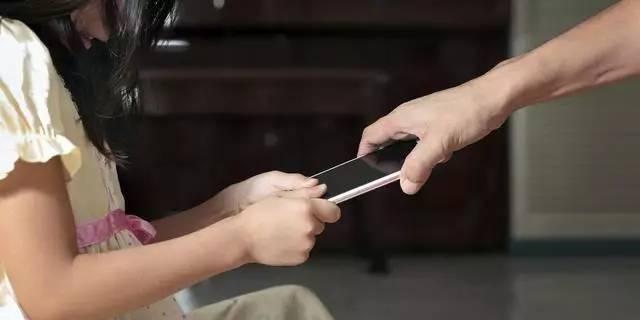 孕妇喜欢玩手机怎么办（孕妇一天都在玩手机对胎儿有什么影响）