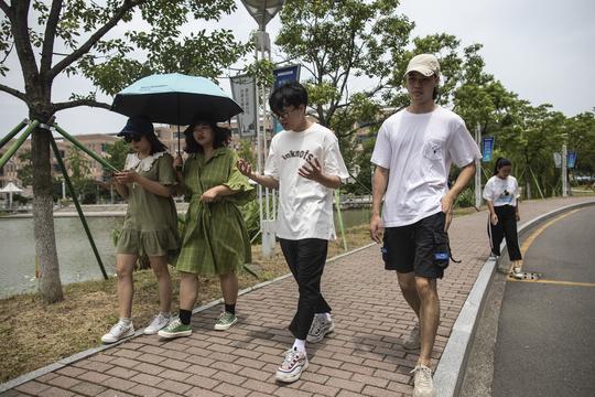 浙江小伙淘宝创业卖帽子，拉学弟学妹入伙，把公司开成大学社团