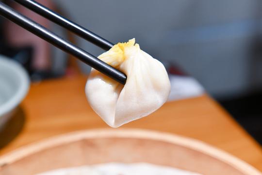 广州这家号称正宗的蟹黄面店，八只大闸蟹一碗面，食客络绎不绝