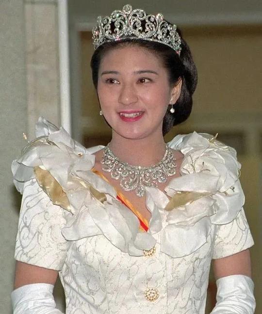 真子公主放弃1.5亿嫁妆和盛大婚礼，反映出日本皇室的哪些问题？
