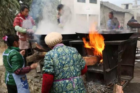 农村“一条龙”流水席，你吃过吗？农村人：比酒店的好吃多了
