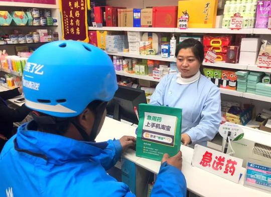 这个生意都抢？便利店可以卖药，“病人围着医生转”的时代结束