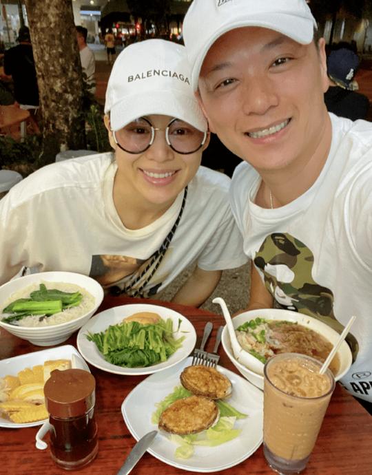 41岁胡杏儿与老公吃路边摊，素颜出镜面色红润，穿情侣装被赞有夫妻相