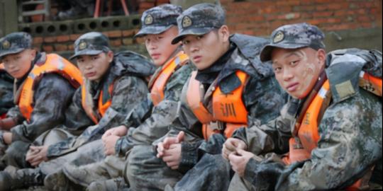 我国军人抗洪视频在美国火了，美网友：太棒了！比我们强太多