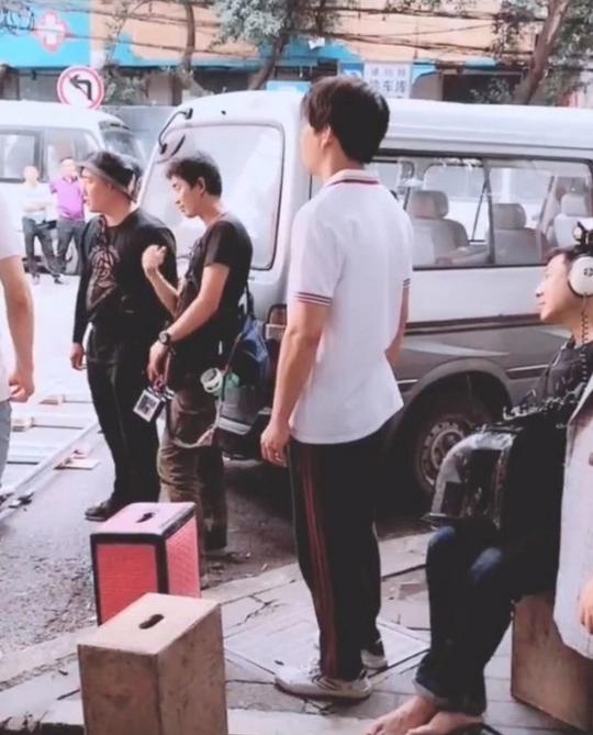 路人镜头下的彭昱畅，看到无滤镜下的他，网友：都是是精修惹得祸