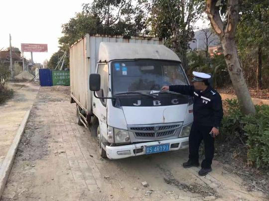 清新交警查获一辆涉嫌伪造号牌及非法运输、销售成品柴油车辆