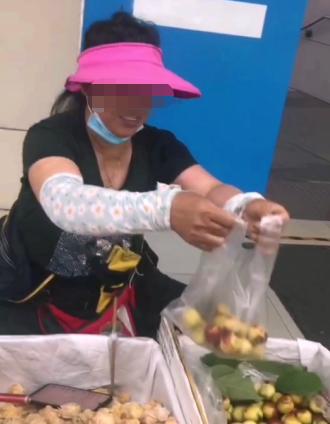 “买二斤枣少了半斤秤！”大连小伙路遇缺斤少两仗义发声