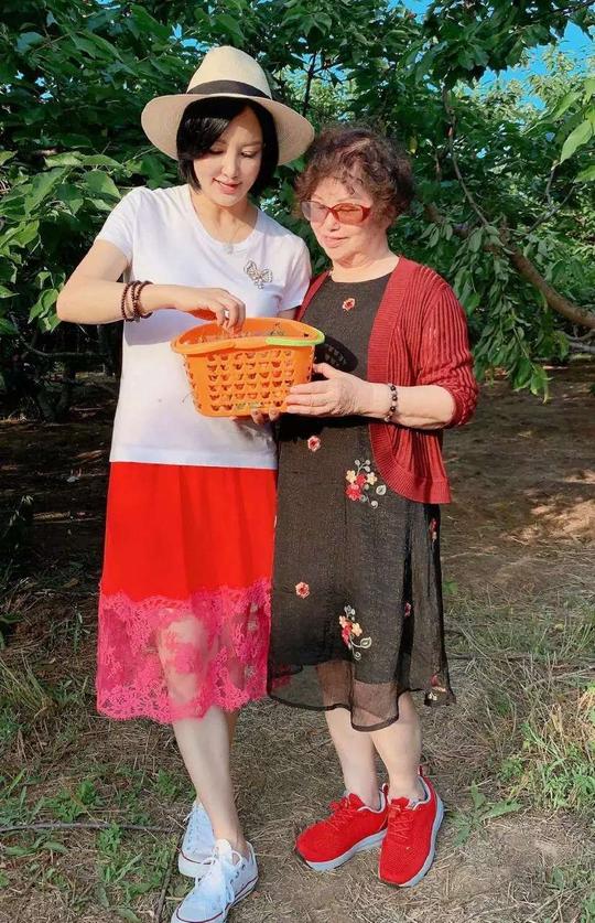 这对母女穿搭惊艳时光！陶红t恤配短裙气色好，妈妈叠穿更洋气