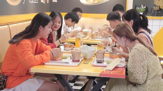 90后大叔和朋友合伙开店，易拉罐炒饭大受欢迎，月销量喜人