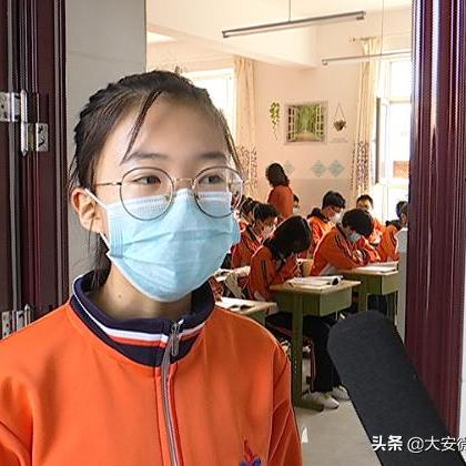 该怎样清洗校服？