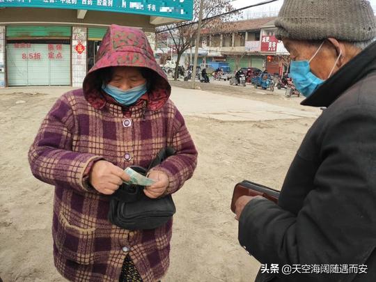 7旬老农民集市上卖红薯，“谎言”被拆穿后，为啥生意火了