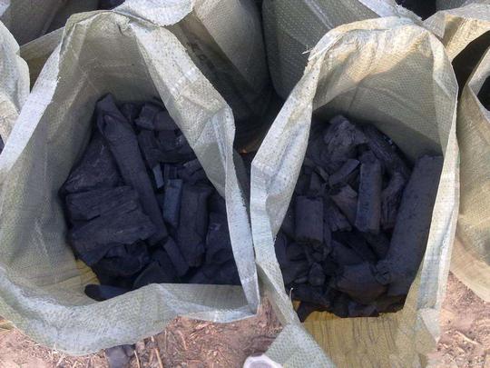 冬天来了，农村又多了一门赚钱的生意，老汉卖木炭一天净赚500块