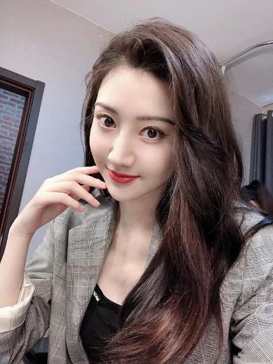 今年流行“直女风”打扮，规矩版型穿出时髦个性，看景甜就知道了