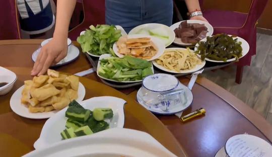滁州非常有名小店，10年主打两道菜，很多人都是为了老板娘来