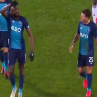 足球比赛裁判竖起中指的长尾关键词有什么