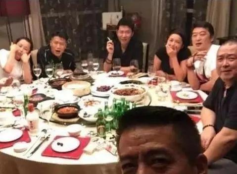同学聚会付钱时，大家都去上厕所，打工的他叫来服务员…