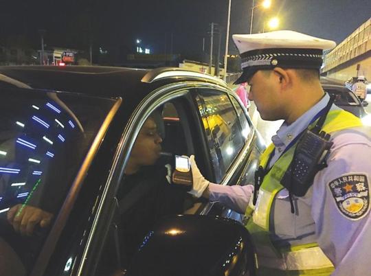 喝完酒在车内休息也算酒驾吗？交警：再提醒大家最后一遍！