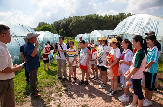 体验春种、夏耕、秋收乐趣！好少年走进“家庭农场”