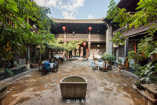 昆明三个冷门景点，石屏会馆古色古香，南强街巷像“火车集市”