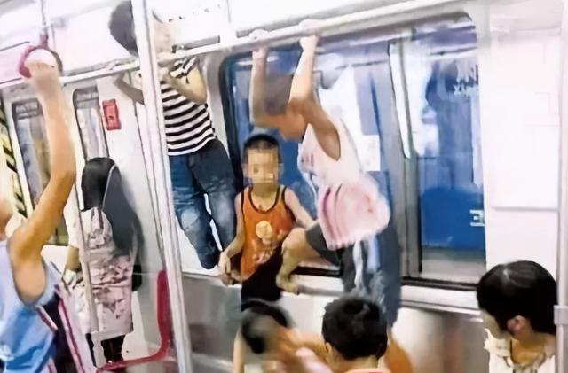 地铁上两个妈妈带小孩的对比