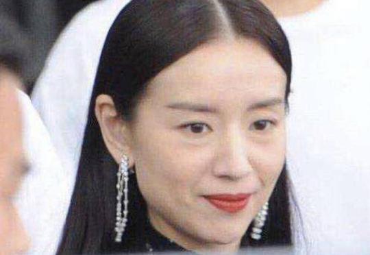 董洁与路人合影皮肤松弛显老态，当年的初代女神，如今的冷门女星