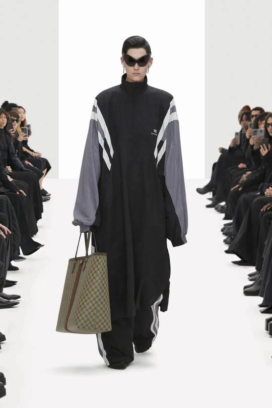 balenciaga巴黎世家2022春夏成衣系列：未来主义的克隆世界
