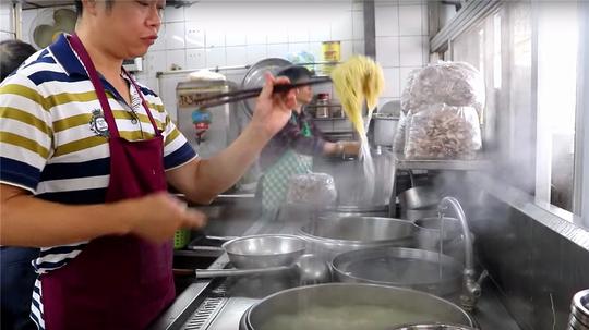 夫妻街头卖“组合”小吃，8元一碗生意火爆，食客：不吃馋得慌