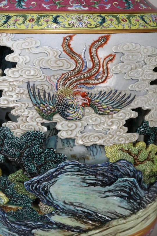 北京保利2021春拍：清乾隆御制洋彩“有凤来仪百鸟朝凤”大转心瓶