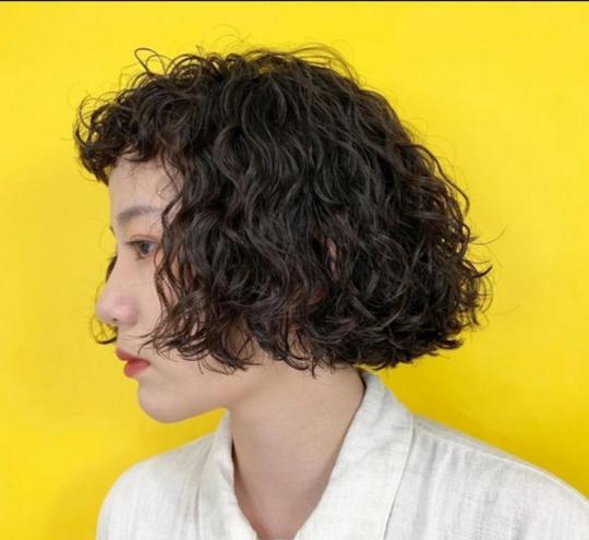 非常适合发量少女生的短发泡面卷发型，可温柔可复古可甜美可萝莉