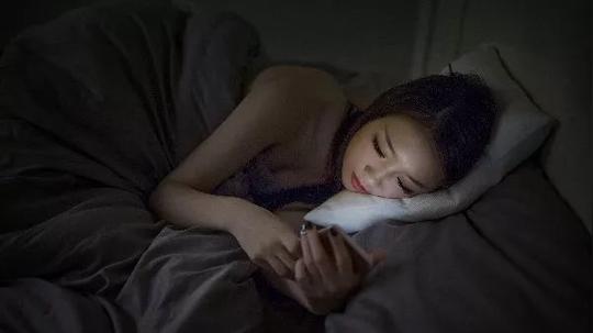 这个手机“偷电贼”太可怕了！别让短视频毁了青少年