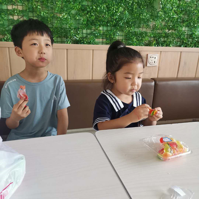 小宝宝总是抓自己的脸