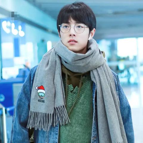 关于肖战在上海机场照片图片相关关键词有哪些