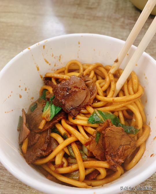 武汉这家店名字很奇葩，生意却出奇的好，18元的牛肉炒面吃不够