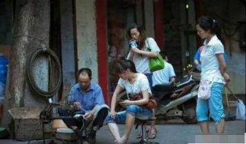 修鞋匠收养撞瘫自己的青年夫妇小女儿，却几乎垄断了全县城的生意