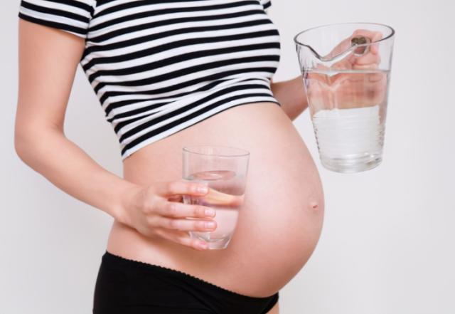 孕妇羊水过少多喝水真的有用？其实准妈妈喝水有讲究