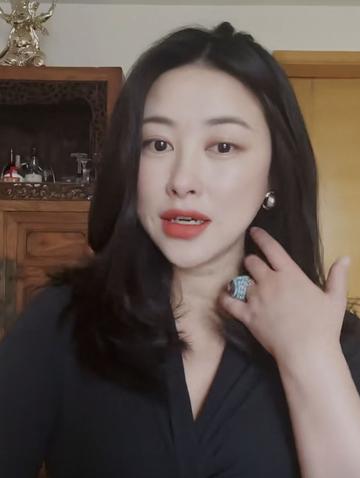 朱珠国外留学派对抽烟表情照片