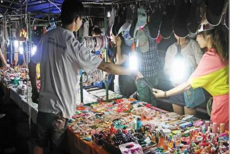 全国地摊生意火起来了，月薪三四千的我们要不要辞职摆地摊？