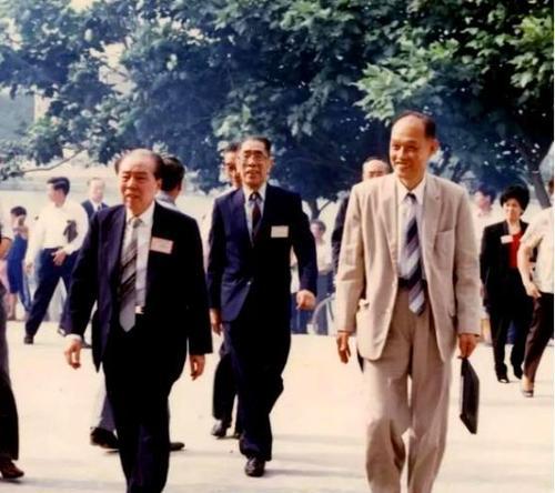 李嘉诚的成功是靠自己么？没这3个贵人相助，他可能还是个修表工