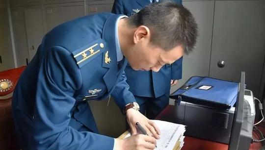 2021军队文职招聘遇冷门，月薪9000无人过问，背后原因引人深思
