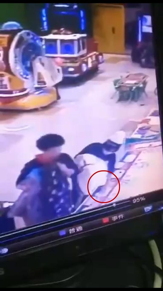 大连一宝妈在商场玩时遗失手机被另一宝妈捡走，视频拍下全过程