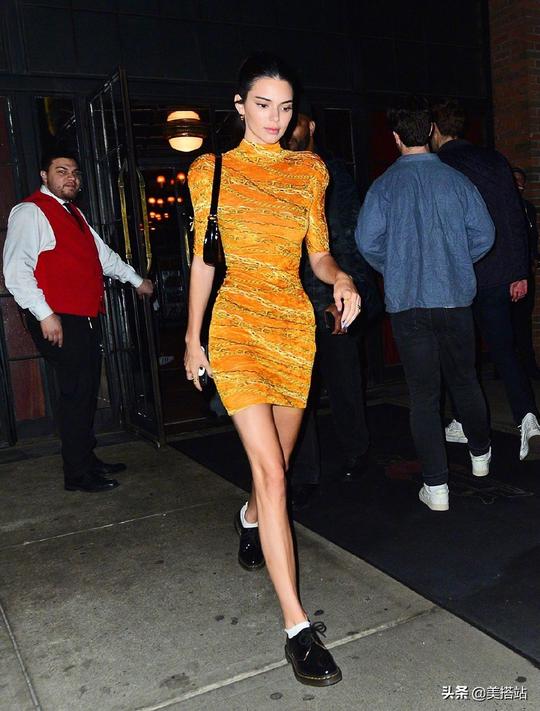 2019metgala预热派对，ladygaga踩30厘米恨天高，走路得扶着走！
