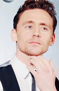 《iq本色》是1994年上映的外国喜剧影片,由罗贝托·贝尼尼执导,罗贝托